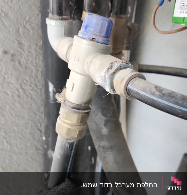 צנרת ומחברים של דוד שמש עם ברז כחול